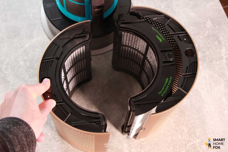 Die Filtereinheit des Dyson Purifier Hot+Cool Formaldehyde HP09 wird mit einem Druck auf den Taster aus dem Luftgitter entfernt.